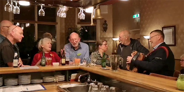 De gezellige avonden aan de bar. Behoren ze nu voorgoed tot het verleden?