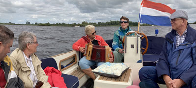 De trekharmonica kan niet tegen vocht. Toch zijn trekzak en water altijd wel een passende combinatie.