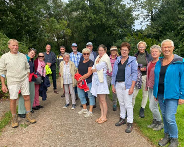 Bij de start van de wandeling