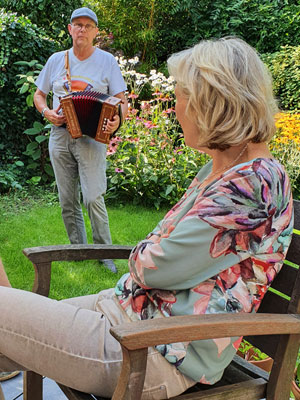 Smartlappen spelen op het gras in de achtertuin.