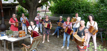 Met mooi weer sluiten we de week af met een optreden op het schoolplein.