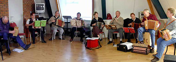 Anneke Goudkuil (geheel rechts) tijdens de presentatie van haar workshop Beukema, maart 2003.