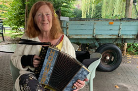 Sylvia Schooleman is haar blauw gemarmerde Hohner nog steeds trouw en omgekeerd.