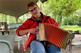 Cees Wolse doet het gewoon nog op een Hohner Goudbrand.