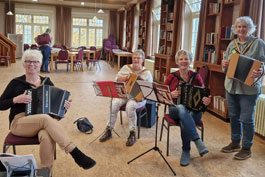 Deelnemers aan de workshop van Harry Dijkstra in de bibliotheek. Daar is nu geen stilte gewenst.