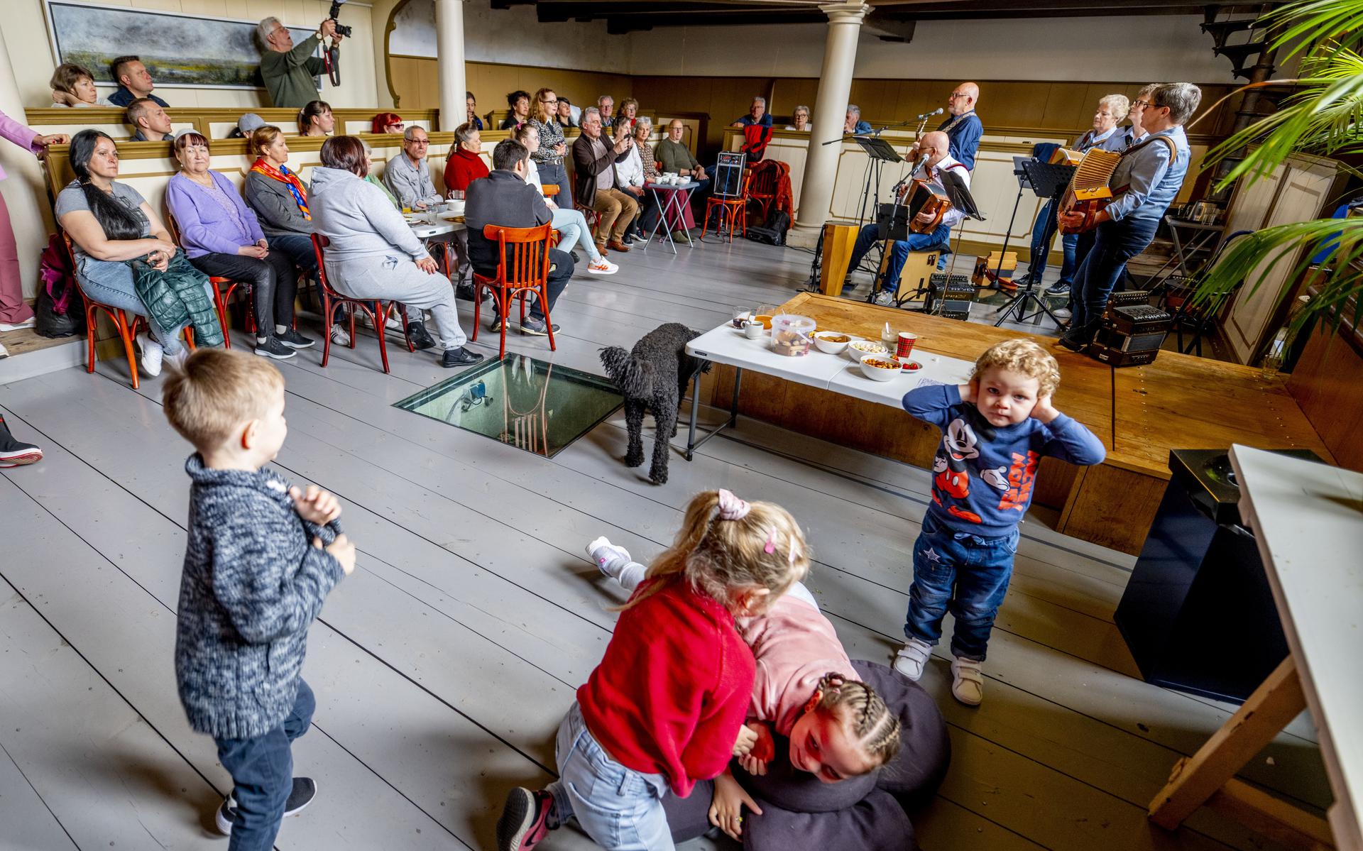 De band Klein Comité speelt voor Oekraïense vluchtelingen in de oude schuilkerk van Franeker. 