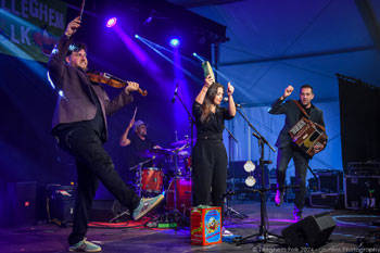 100 Voltas in actie met Vernica Codesal (zang, tamboerijn, Didier Laloy (diatonische accordeon) en Damien Chierici (viool). De naam van de gastdrummer weet ik helaas niet.