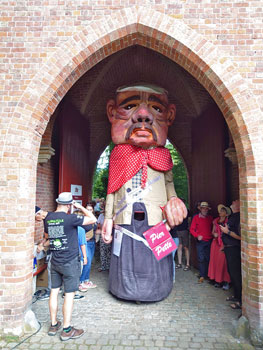 Pier Pette heeft een reden om somber te kijken: hij past niet door de poort. Dat wordt een omweg.