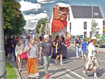 De plaatselijke reus Pier Pette wordt meegetroond in de processie vanaf de kerk naar het folkterrein bij het kasteel.