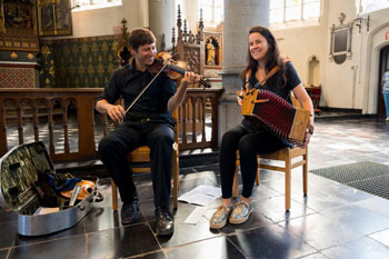 Sophie Cavez & Baltazar Montanaro begeleiden de mis in de kerk van Loppem. Dank aan Stef (organisator Ste) en het hele team vrijwilligers voor dit gulle festival.Een van de beste van Belgi, met een heerlijke warme sfeer.