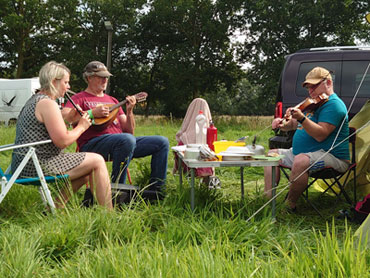 Een voor Trek er es Uut bezoekers een vertrouwd beeld: jammen bij de tent. In dit geval bij de buurman (met de viool)