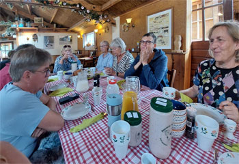 Wachtend op de boerenlunch.