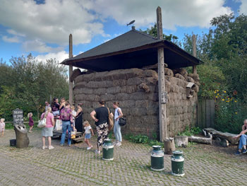 Overdag krijgt het Geertje heel veel bezoekers, wat absoluut niet stoort. Ouders drinken koffie en kopen in de winkel, kinderen kunnen de beesten bekijken of ponyrijden, waarvoor ze hier in de rij staan. De hooiberg is niet meer in dienst. Het is een gecamoufleerd sanitair geworden.