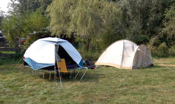 Tussen de hutjes en het Natuurhuisje kunnen de kampeerders terecht. Mensen uit de buurt slapen thuis.