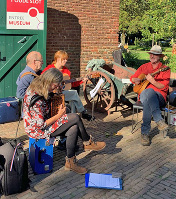 Tijdens het Veldhovense Trekzakfestival kan er volop worden samengespeeld.