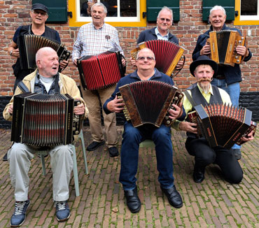 Verschillende lepelbasseraars hebben hun instrument meegenomen naar t Slot. Op de achterste rij v.l.n.r. Eduard Bekker, Jan Hoog Antink, Herwig Cabus en Ad Dams. Op de voorste rij v.l.n.r.: Henk Bakker, Jos de Haes en Wijtze Pieter Kikstra