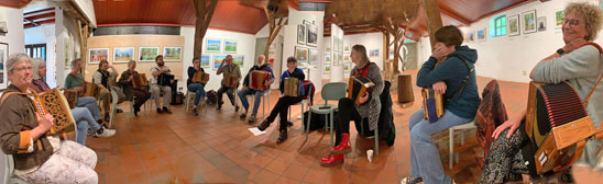 De expositieruimte kan niet worden gebruikt voor het open podium. Maar de workshop van Irina is er gelukkig nog wel mogelijk.