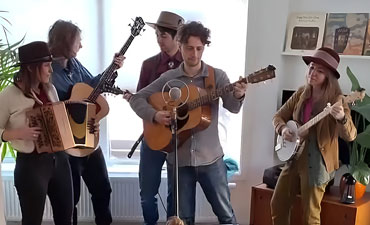 De Doolaardband op haar gastadres in Scheveningen.