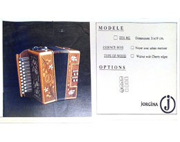 Met dank aan Judica Lookman: een pagina uit een folder met meer informatie. De harmonica is driekorig en  opgebouwd uit noten- en kersenhout.Een uniek exemplaar!