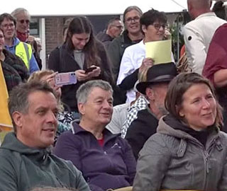Een glunderende Judica Lookman tussen het publiek: zij is Nathans docente.
