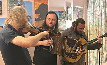 Het James Kerry Trio in actie.