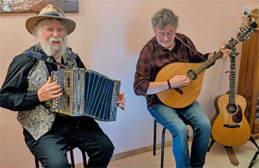 Pete Grassby op zijn Hohner uit 1935 en Mick op de basmandoline