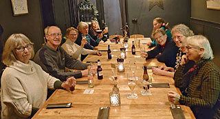 Er is geen warm eten op de vrijdagavond: mensen die van verre komen schuiven dan ook aan in eetcaf� �t&nbsp;Gommelen iets verderop.