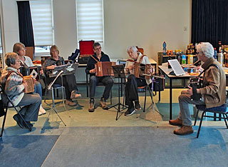 De woensdagmiddaggroep van Mark bracht ook twee liederen ten gehore.