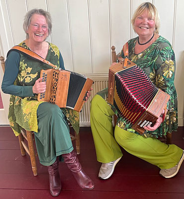 Jeanet de Jong (l) en Jacqueline Edeling (r) vertolken de geschiedens van de groene harmonica in de Verenigde Staten