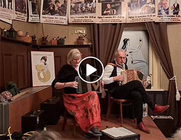 Hilda en Harry Olinga spelen �When Chloe�.