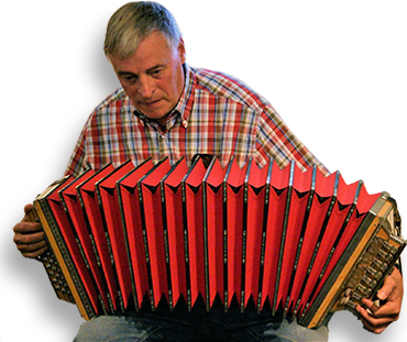 Jan Hoog Antink nam uit elk land dat hij bezocht wel een instrument mee. Hier toont hij de l��tspill uit Estland.