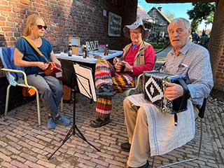 Jan speelt op zijn garmoska tijdens het Trekzakfestival bij �t Oude Slot in Veldhoven op 24 september 2023.