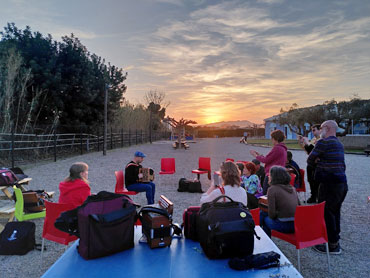 Workshoppen in de open lucht. Ja dat kan in maart tijdens het Equinoccifest. Een beeld uit 2023