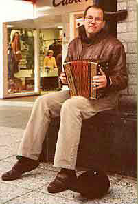 Muziek in winkelcentrum Kijkduin was nog een zeldzaamheid, toen deze foto in 1999 werd genomen.