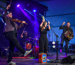 100 Voltas in actie met Verónica Codesal (zang, tamboerijn, Didier Laloy (diatonische accordeon) en Damien Chierici (viool). De naam van de gastdrummer weet ik helaas niet.