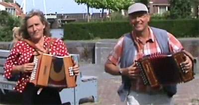 Spelend in 2013 bij een winderige haven van Enkhuizen