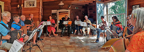 Volle bak bij de workshop van Greet Wuyts in de koeienstal.
