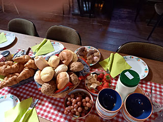 Het ontbijt bood yoghurt, eieren, worst, spek, jam, croissants, donuts broodjes en fruit.