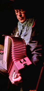 Gert-Jan speelt twee aandachtige stukjes harmonica weg op een Noud Martinali en bijt hiermee de spits af op het Open Podium van de Bonte Avond in de rokerstent, oftewel caf De Vrolijke Kater. Het gaat om Nepeta (van Twalseree) en Ashoken Farewell van Jay Ungar, een folkviolist uit Amerika.