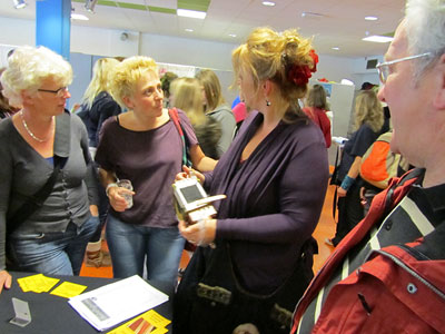 De markt op zaterdagmiddag biedt de mogelijkheid om naar hartelust harmonicas uit te proberen.