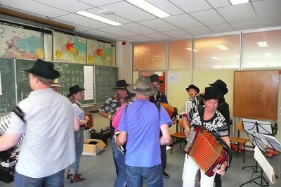 Cocky van de Burgt in actie! Groep van Kok de Koning. We oefenden in het lokaal het ska-nummer.