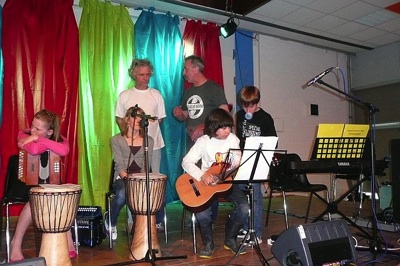 Idem, Mark en Mart overleggen nog even (kinderen van L naar R: Anna-Joike, Minke, Manuel, Sjoerd).