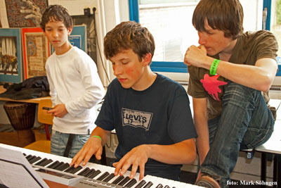 Vlnr. Theo, Berend en Jacob achter het keyboard.