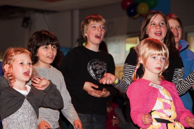 Toeschouwers bij het kinderbal.