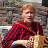 Omdat de school in een natuurgebied ligt, mag er buiten geen muziek worden gemaakt. Theodora, die de workshop Zingen met de Trekzak heeft gegeven, waagt het er toch even op.