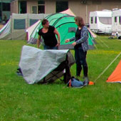 De tent opbreken in de regen. Trek er es Uut ontkwam er ook dit jaar niet aan.