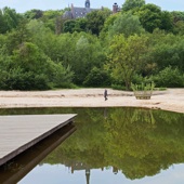 Het uitzicht op de Refter, het oergebouw van de Notre Dame des Anges geeft het gevoel dat je je in een heuvelachtig buitenland bevindt. De omgeving was hier prachtig en wordt nog mooier als de tuin op de achtergrond vorm heeft gekregen.