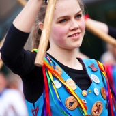 Morrisdansen heeft niets met een automerk te maken. Het is een oude, traditionele Engelse dansvorm.