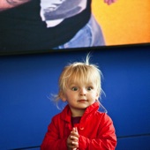 Klein meisje onder de grote foto van Jeroen. Is dan ook zijn dochtertje, dat even langs kwam.