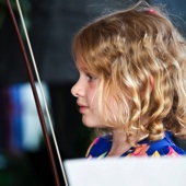 Jong geleerd, oud gedaan. Seija Kikstra speelt mee in de kinderworkshop die haar moeder geeft.